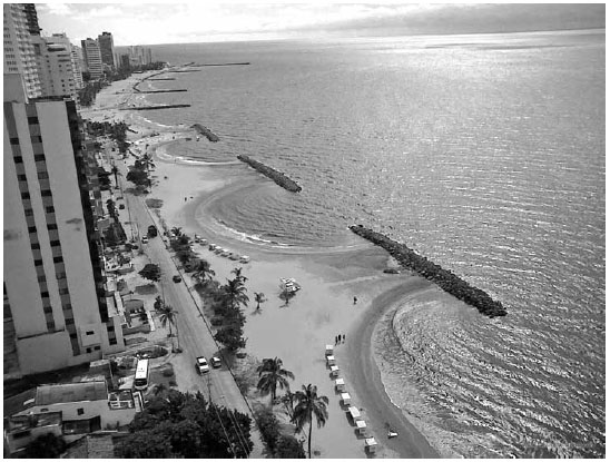 Fotografía mostrando las obras de ingeniería al largo de
toda Playa de Boca Grande hechas con rocas calizas de la Formación La Popa.